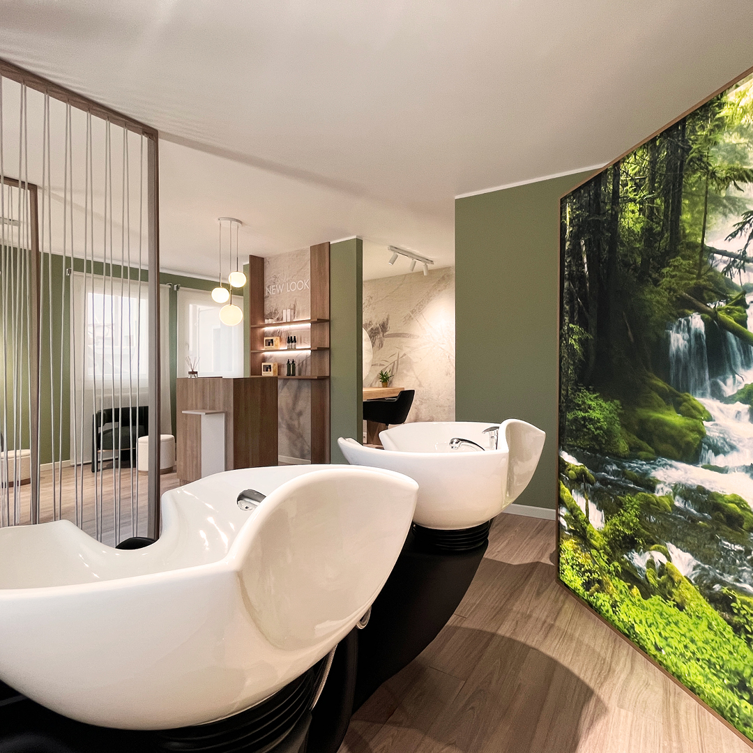 Immagine dell'area lavaggio del salone con focus sui lavaggi neri e dietro Physia T con telo retroilluminato
